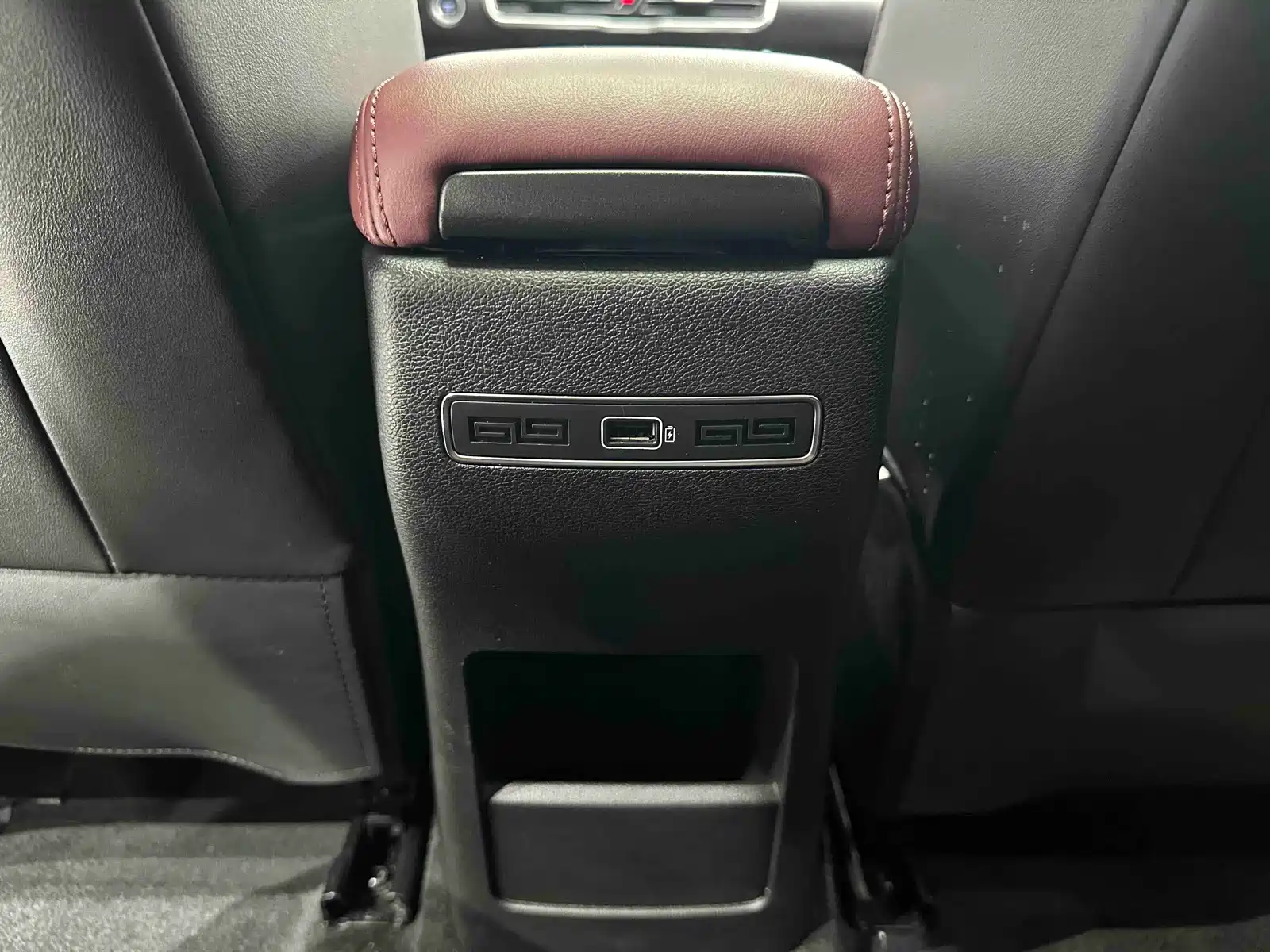 Фото 15 - Geely Coolray