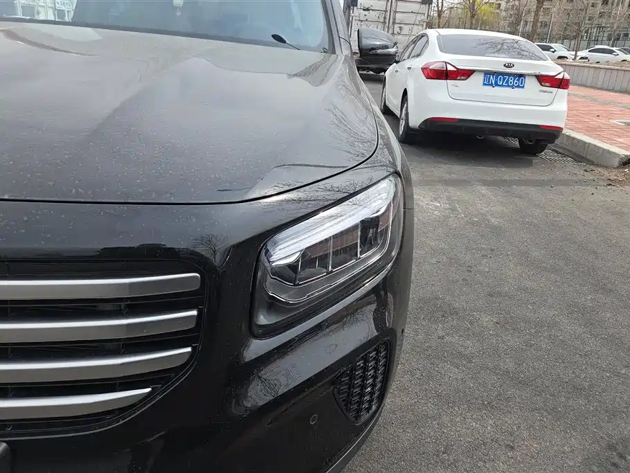 MERCEDES-BENZ GLB