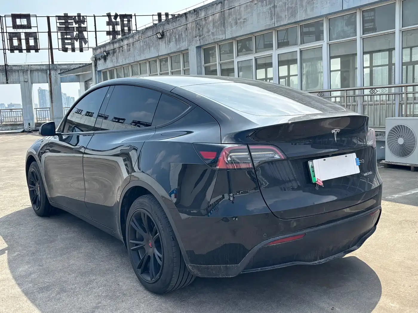 TESLA MODEL Y