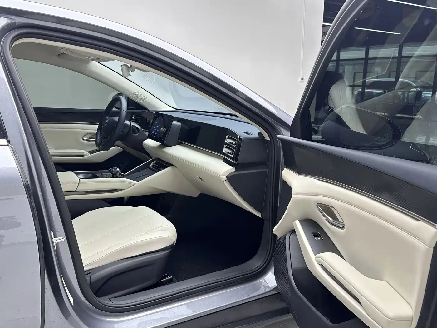 BYD Qin L 2024 DM-i 80KM Leading Edition фото 14
