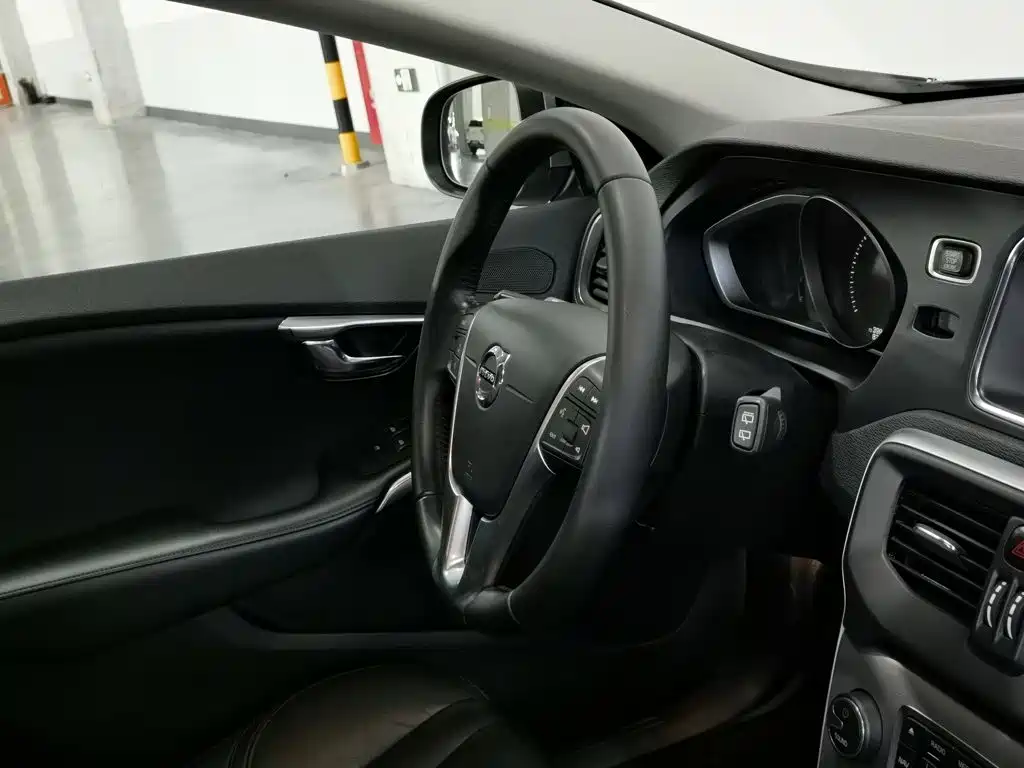 Volvo V40 2018 2018 T3 R-Design Edition