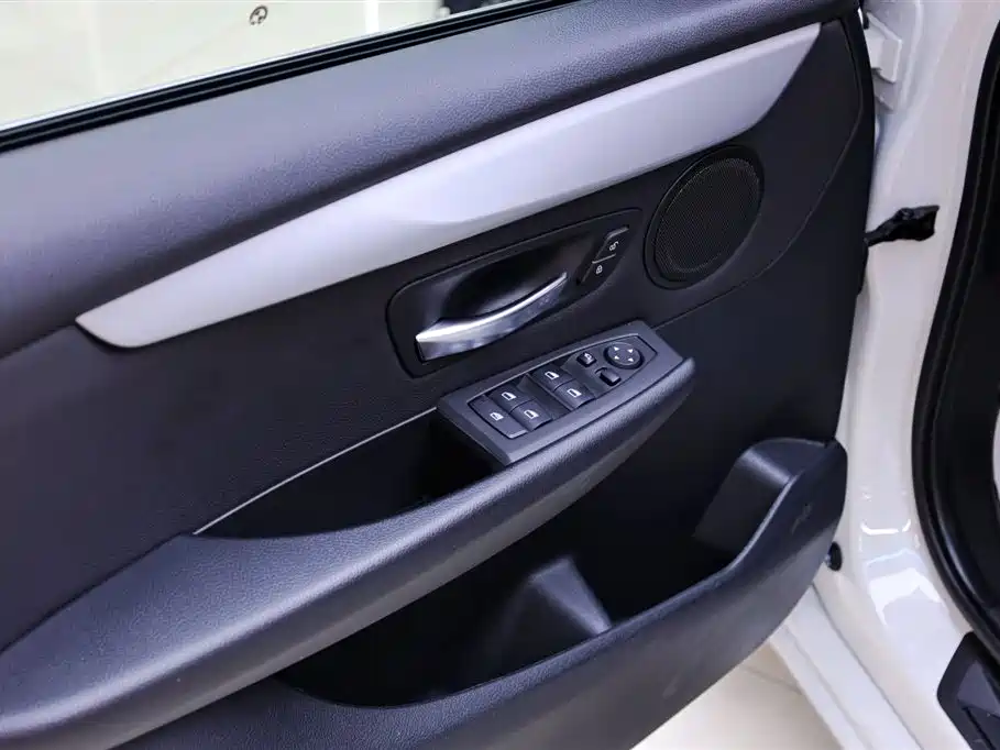 BMW 2 Series Gran Tourer 2019 220i Leading фото 17