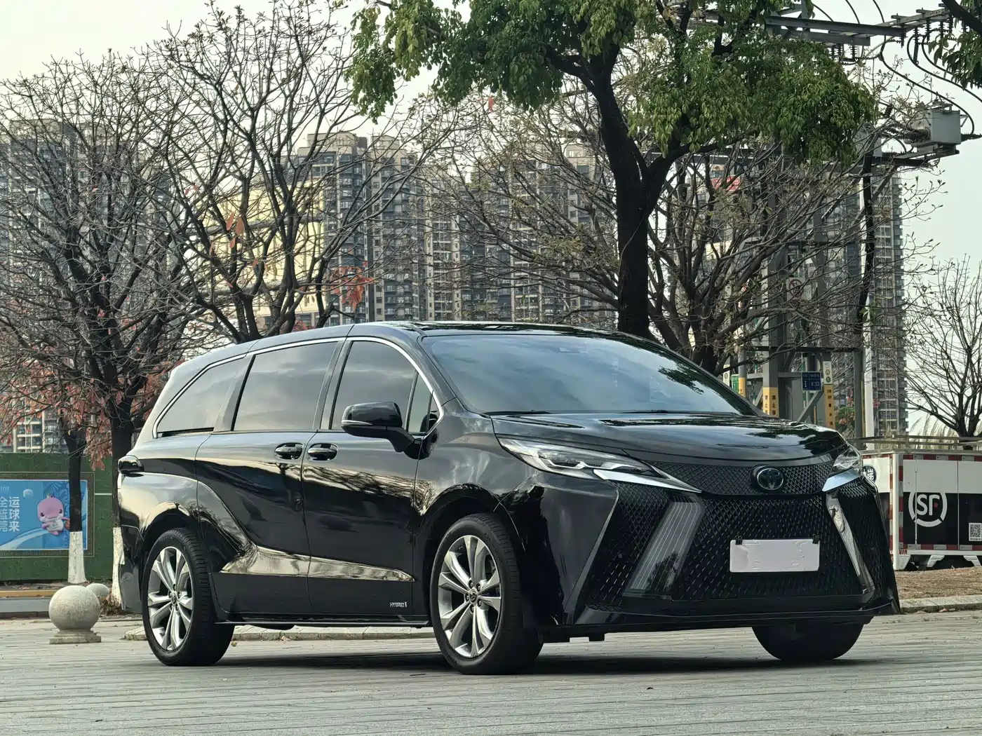 Toyota Sienna 2024 2.5L Hybrid Premium Edition фото 2