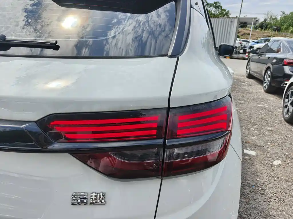 Фото 8 - Geely Binyue