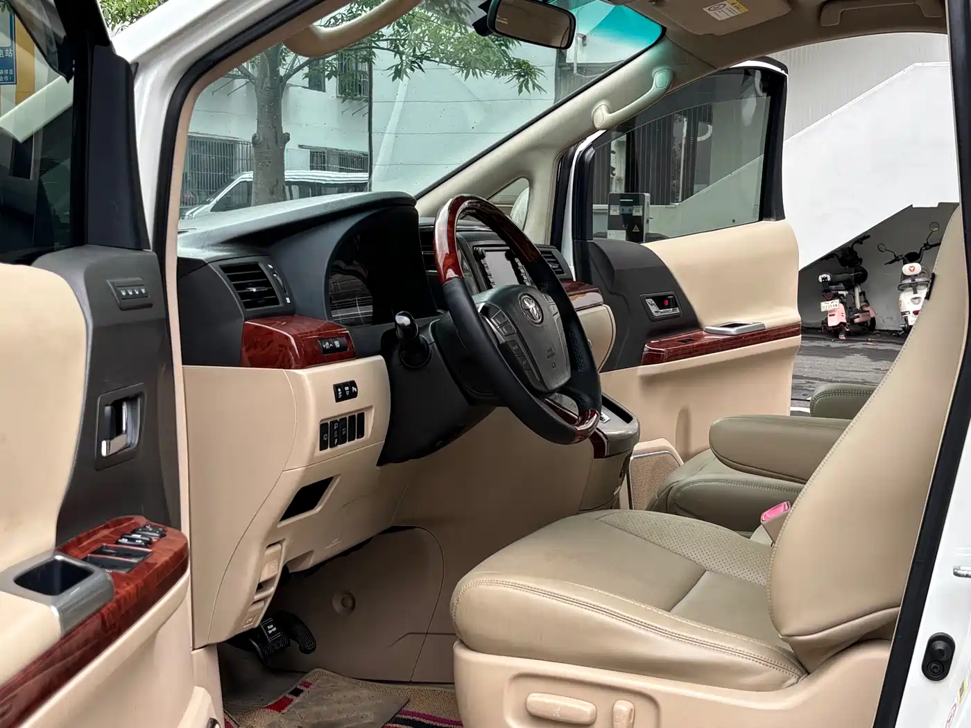 Toyota Alphard 2011 3.5L Luxury Edition фото 7