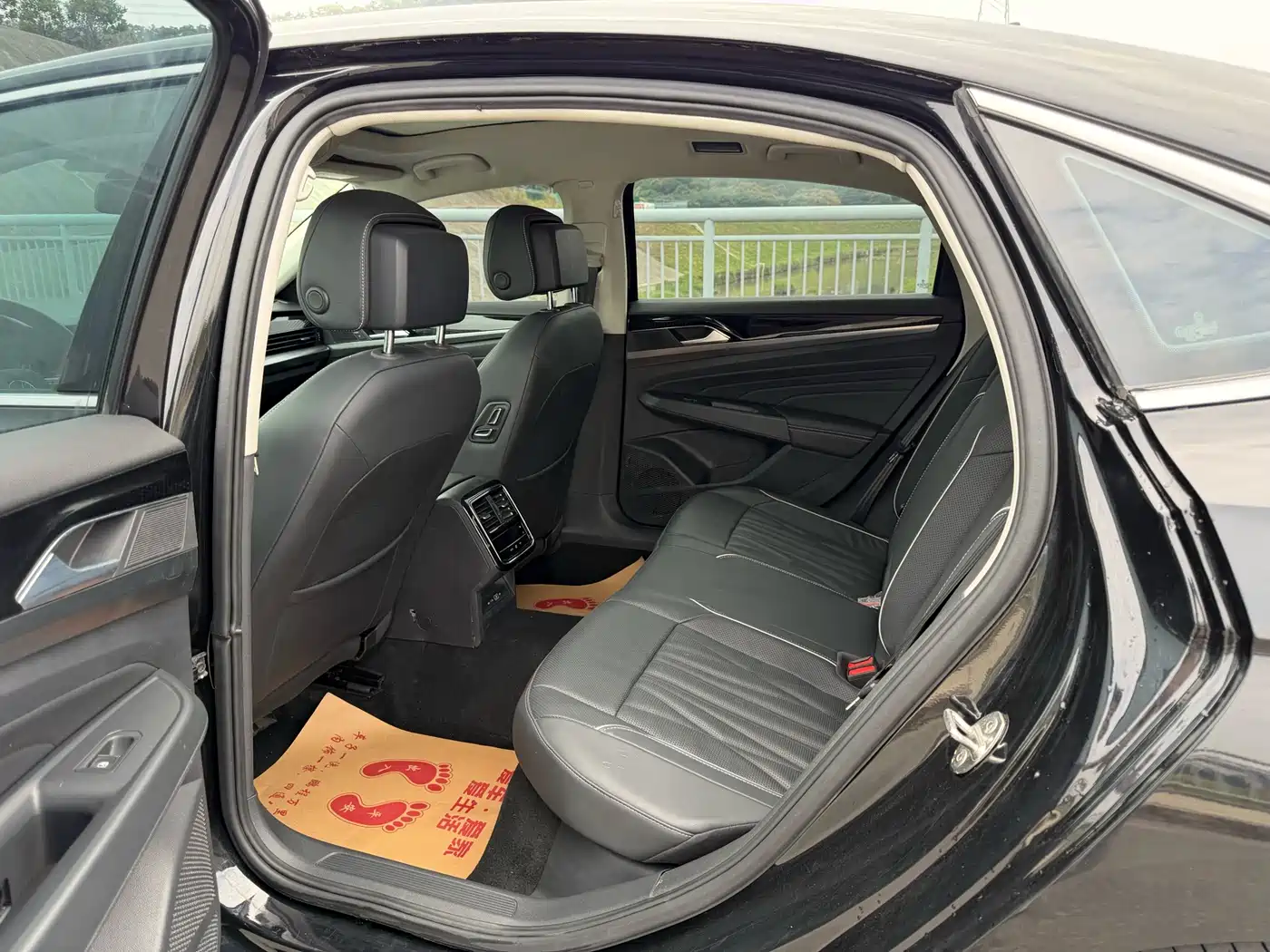 Volkswagen Passat 2024 380TSI Luxury фото 5
