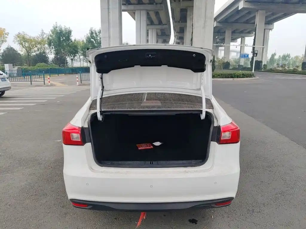 Фото 19 - Roewe 360