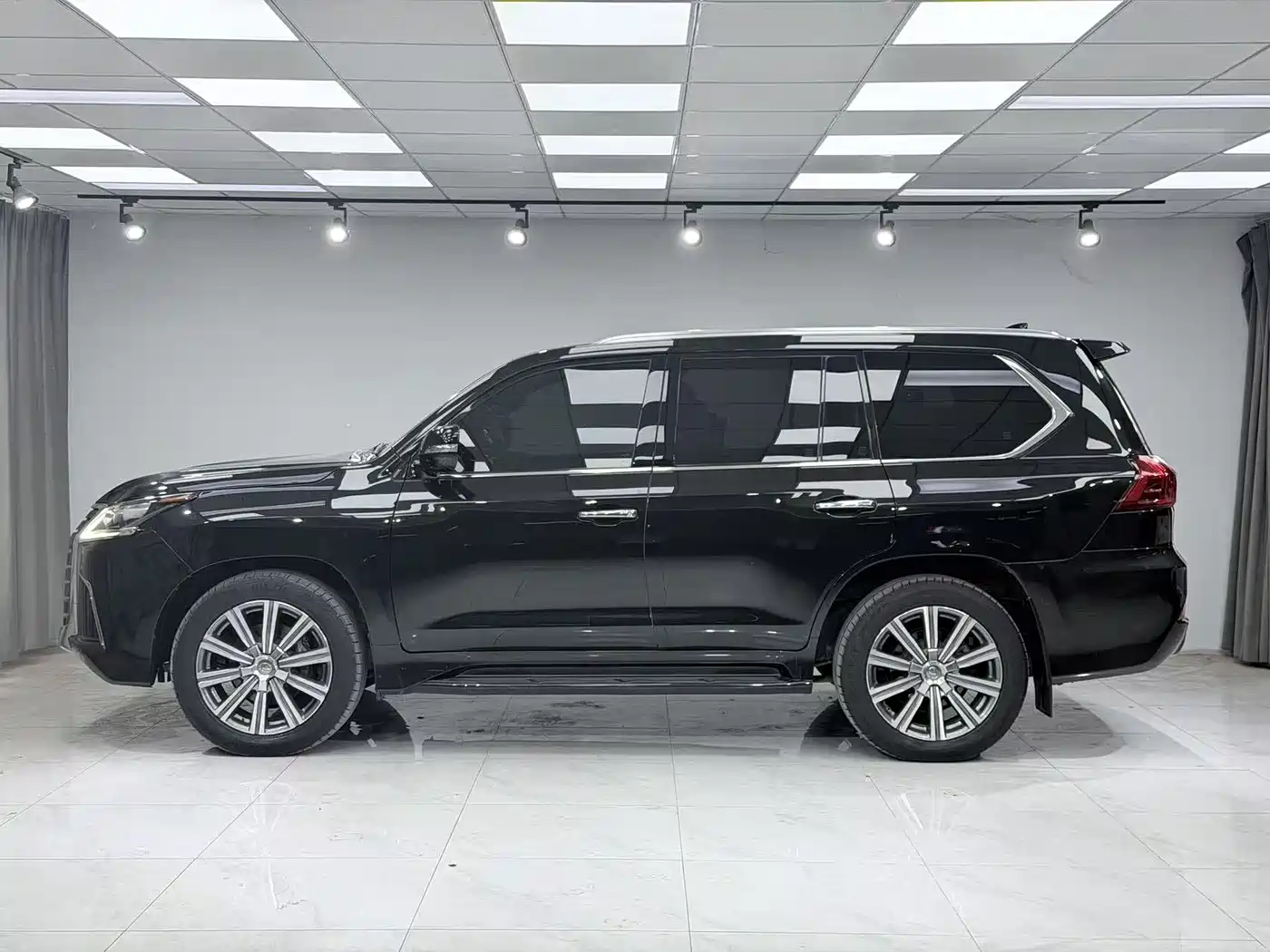 Lexus LX 2016 570 Luxury Premium Edition фото 3