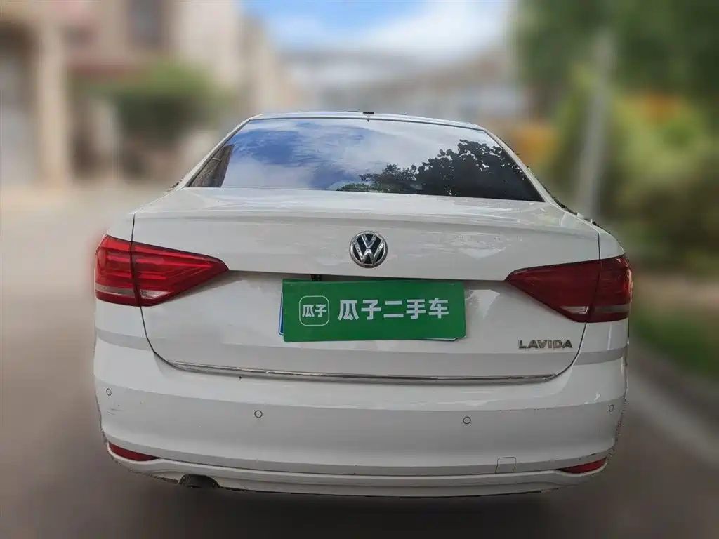 Volkswagen Lavida 2017 1.6L Automatic Comfort Edition фото 4