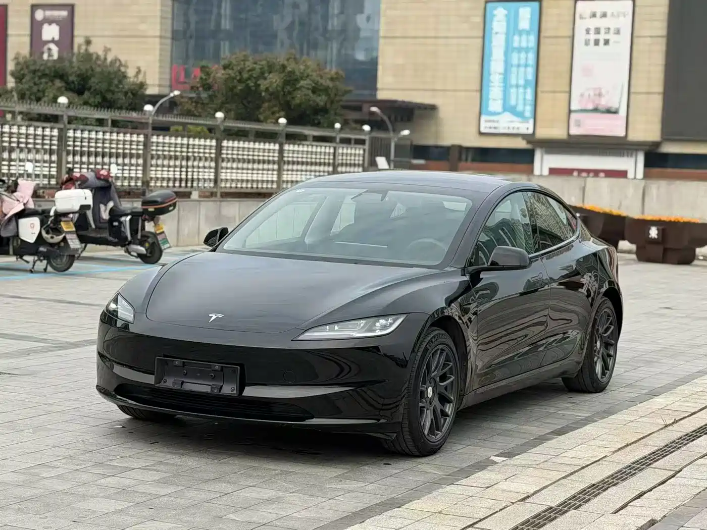 TESLA MODEL 3