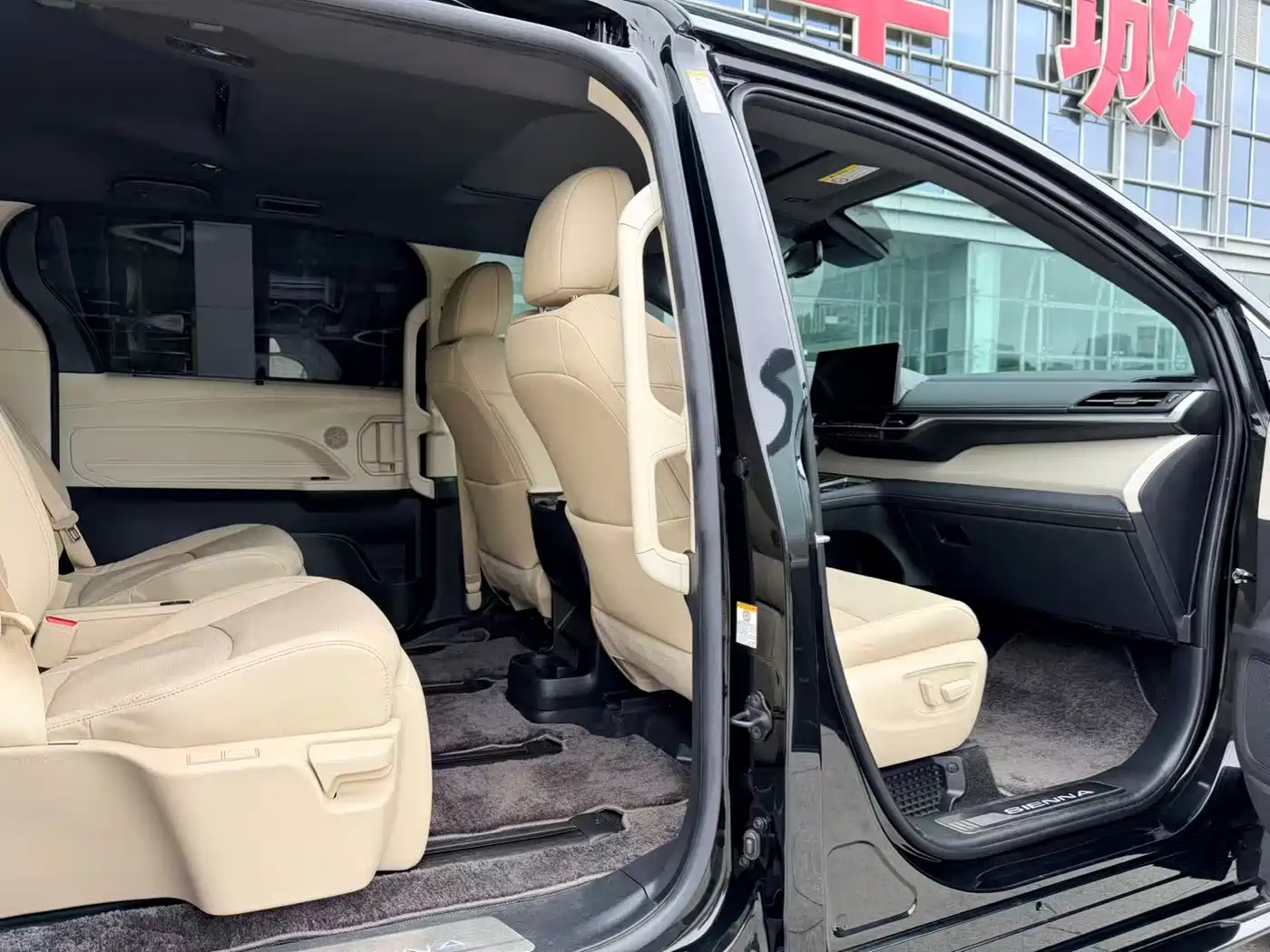 Toyota Sienna 2021 2.5L Hybrid Premium Edition фото 10