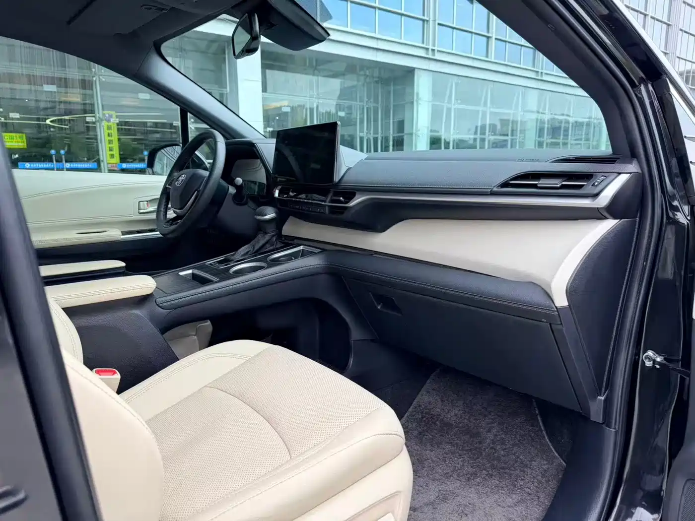 Toyota Sienna 2021 2.5L Hybrid Premium Edition фото 12