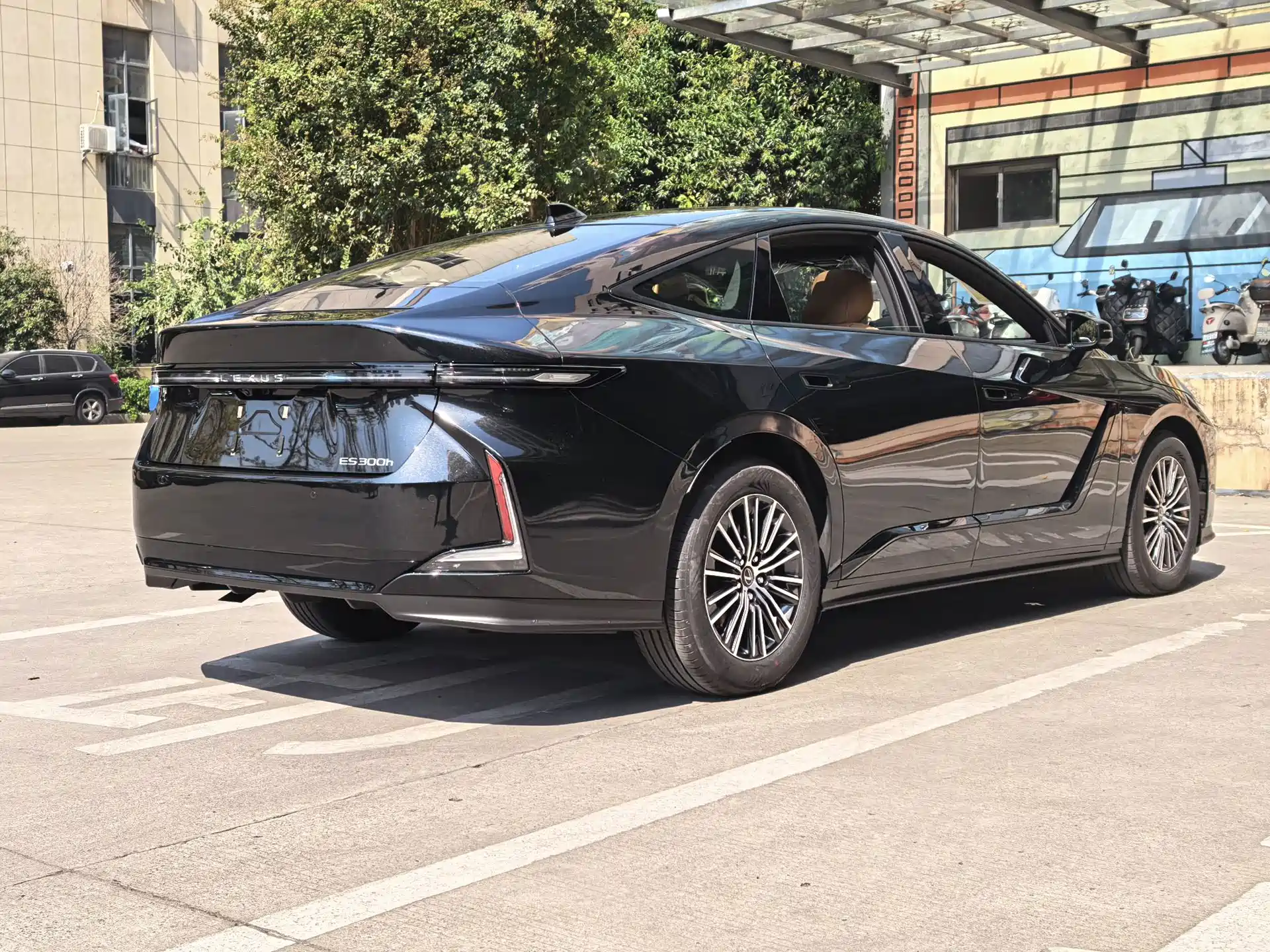 Фото 15 - Lexus ES
