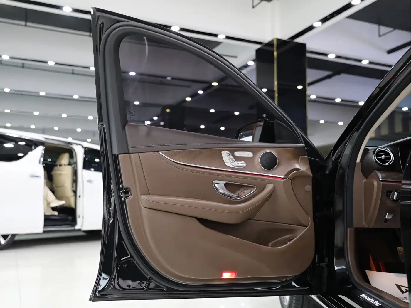 Mercedes-Benz E-Class 2019 E 300 L Luxury фото 6
