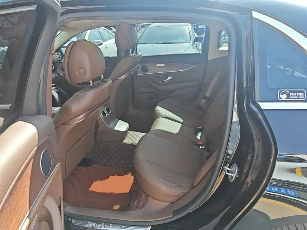 Photo 17 - Mercedes-Benz E-Class
