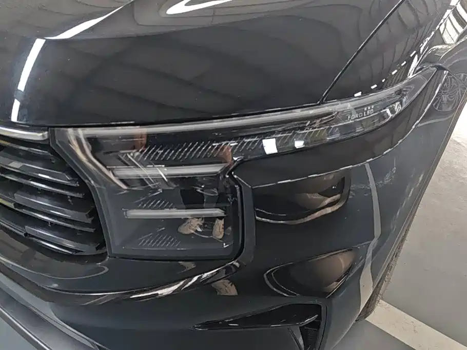 Photo 5 - Ford Edge