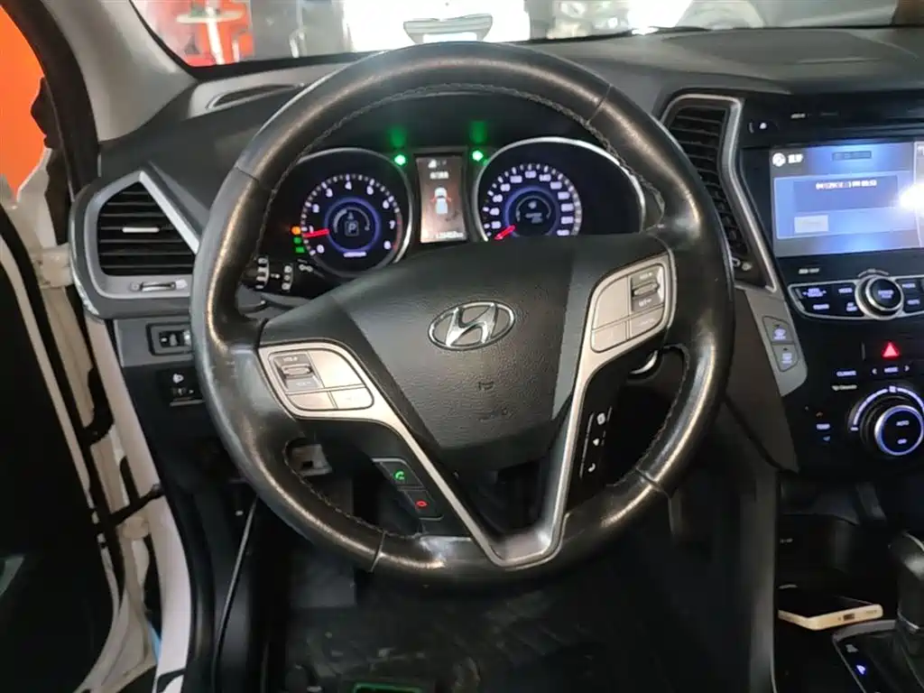 Hyundai Santa Fe 2015 2.4L Automatic 4WD Smart 5-seater фото 11