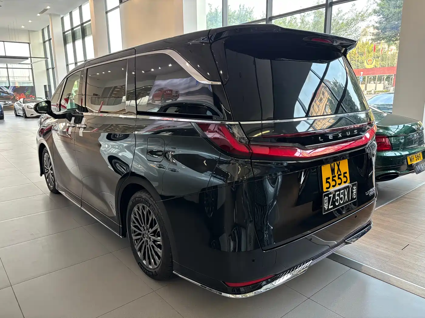 Lexus LM 2025 Model 500h Six-Seater Prestige Edition фото 6
