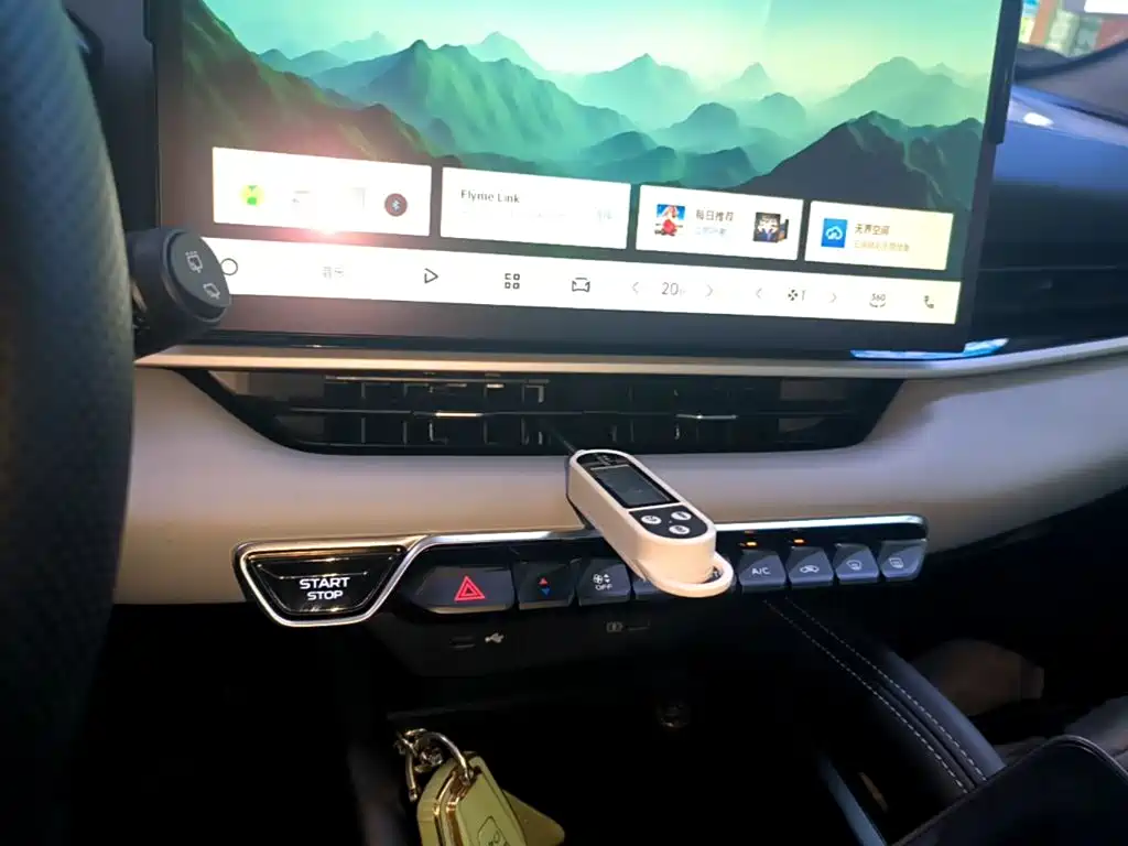 Фото 5 - Geely Coolray