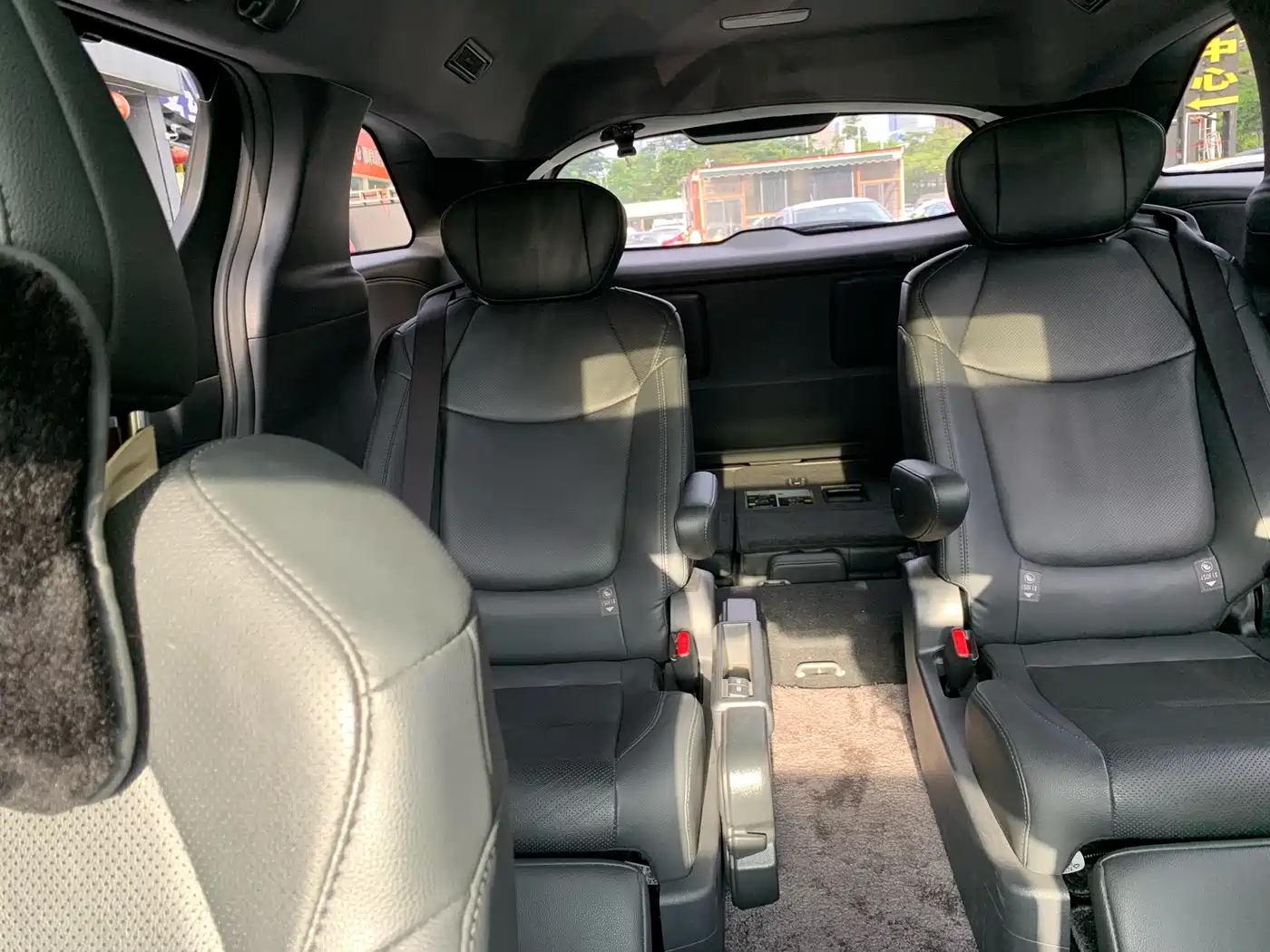 Toyota Sienna 2023 2.5L Hybrid Premium Edition фото 37