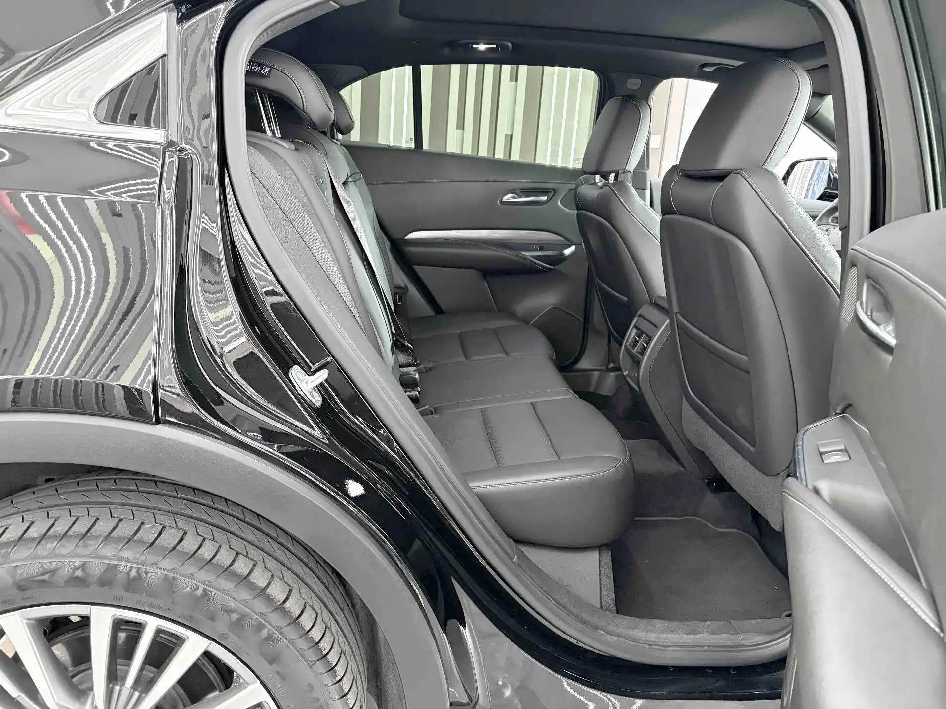Фото 18 - Cadillac XT4