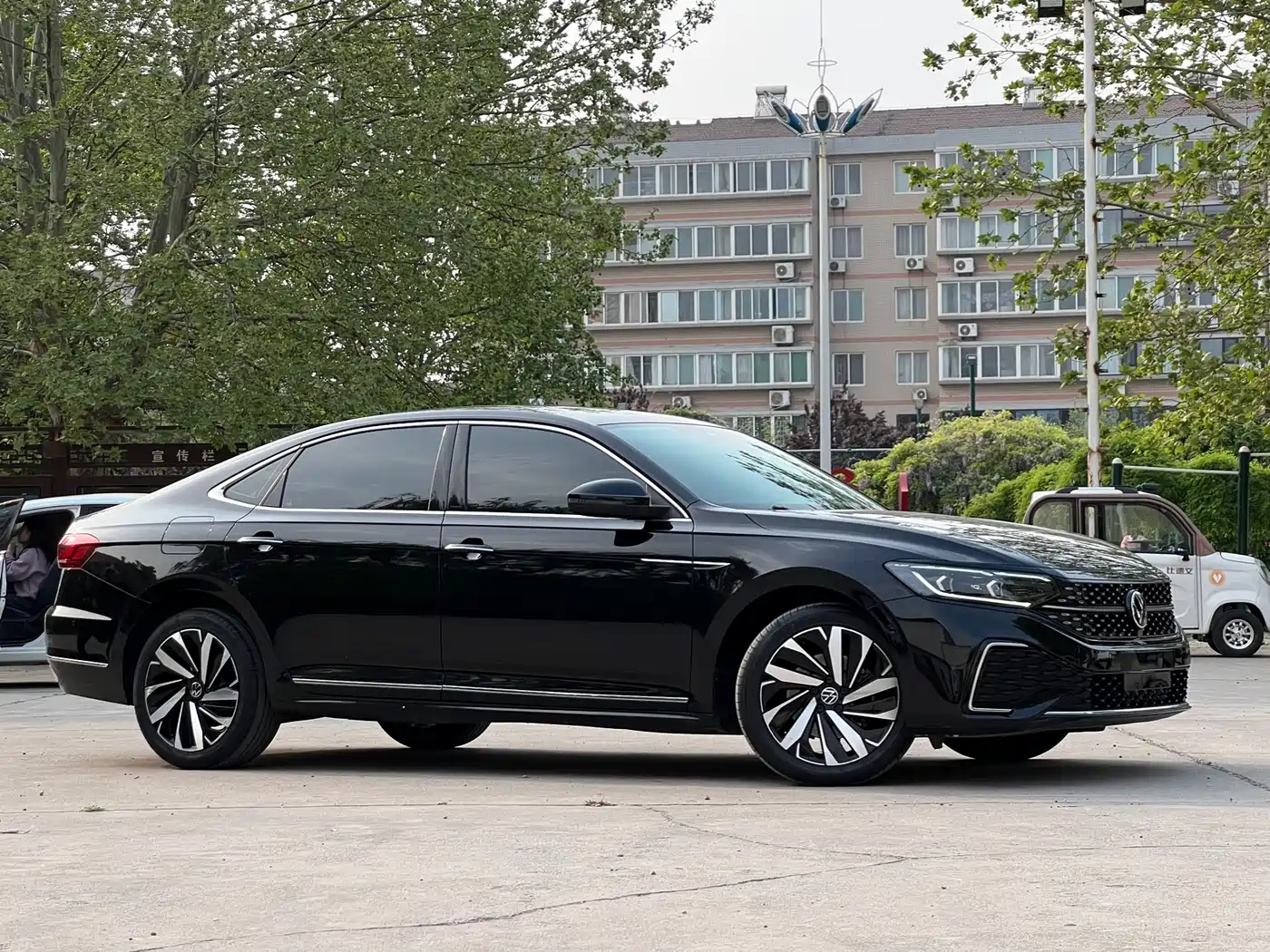 Volkswagen Passat 2022 330TSI Starlight Luxury Edition фото 3