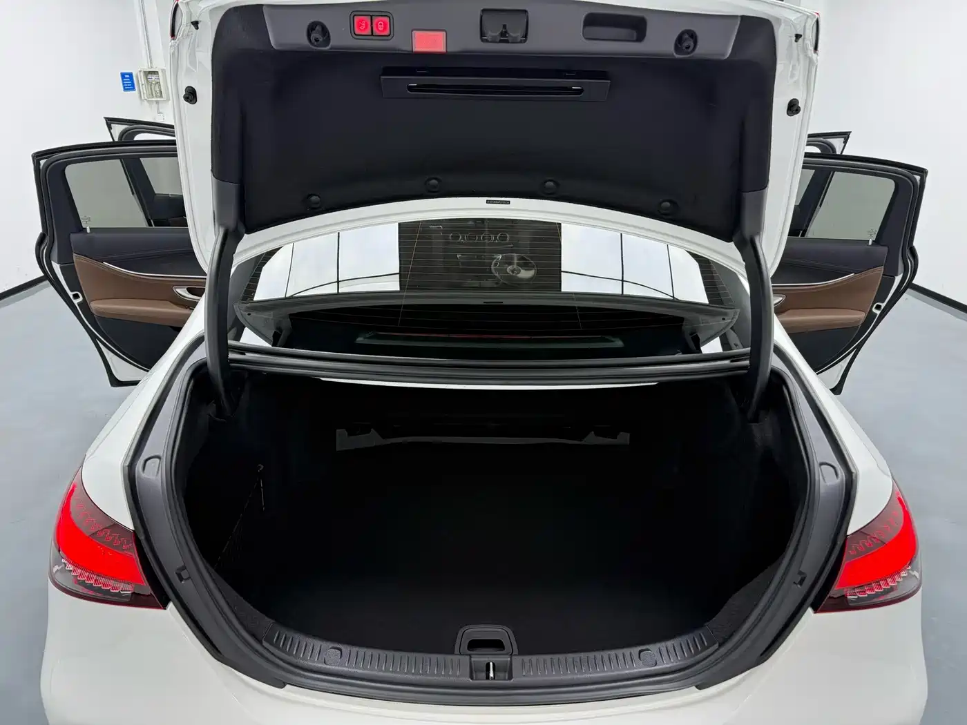 Mercedes-Benz E-Class 2023 E 260 L Sport фото 3