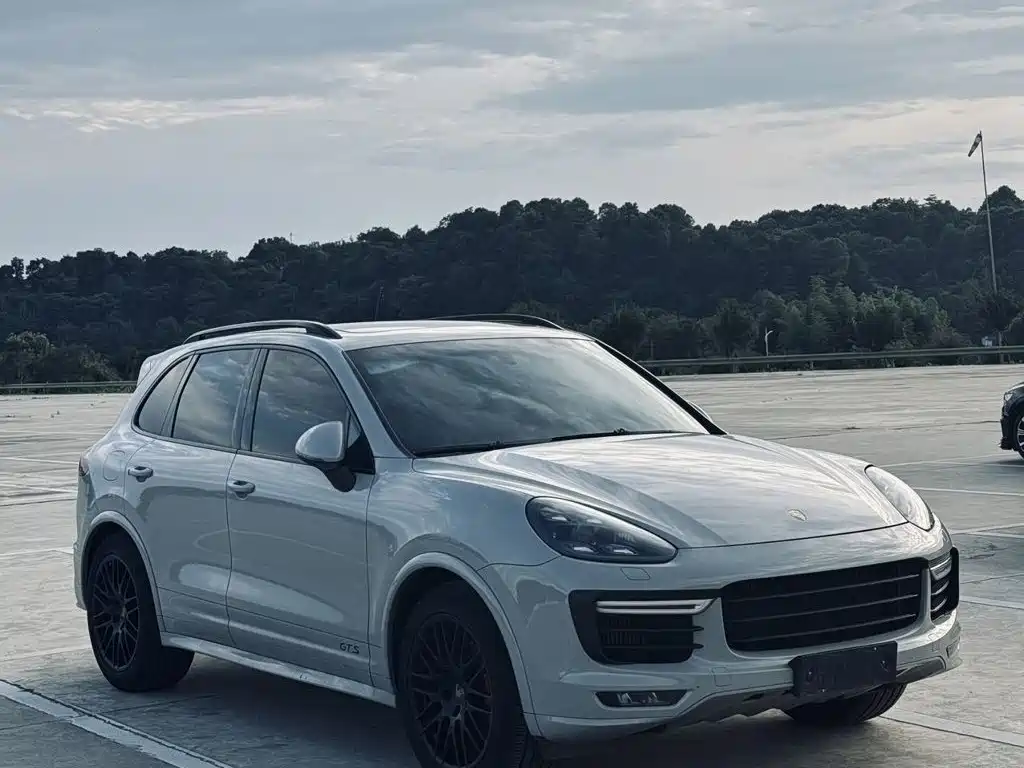 Photo 3 - Porsche Cayenne