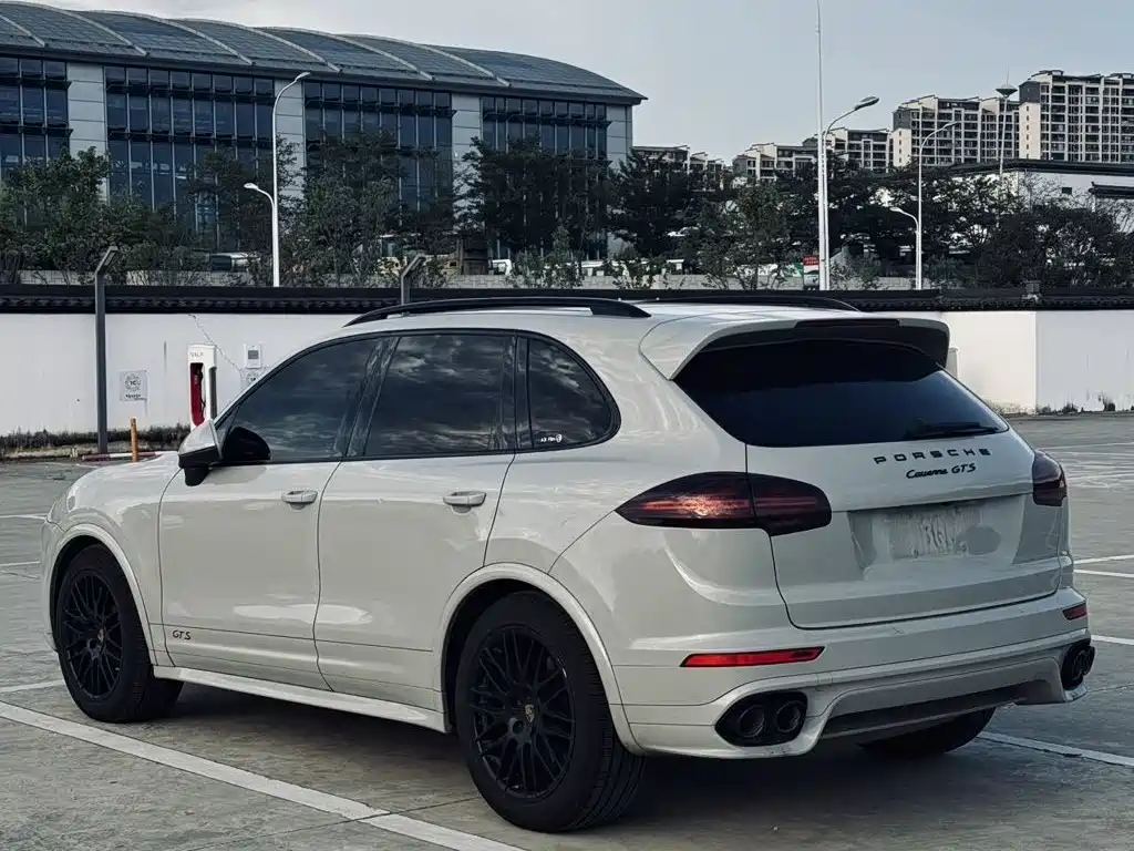 Photo 6 - Porsche Cayenne