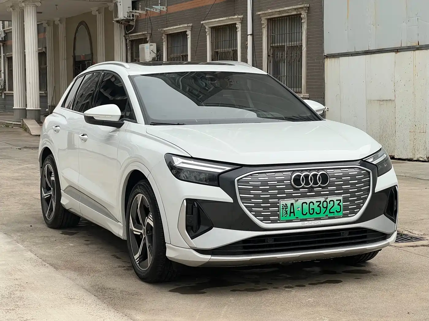 Photo 3 - Audi Q4 e-tron