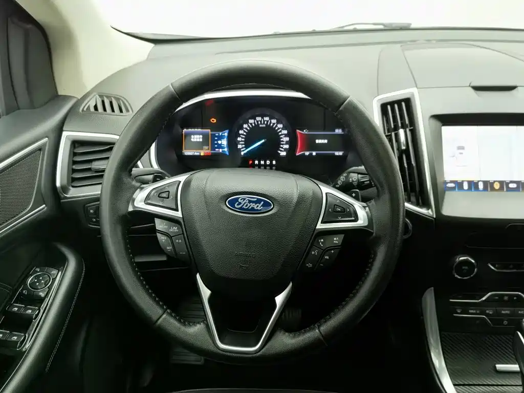 Фото 11 - Ford Edge