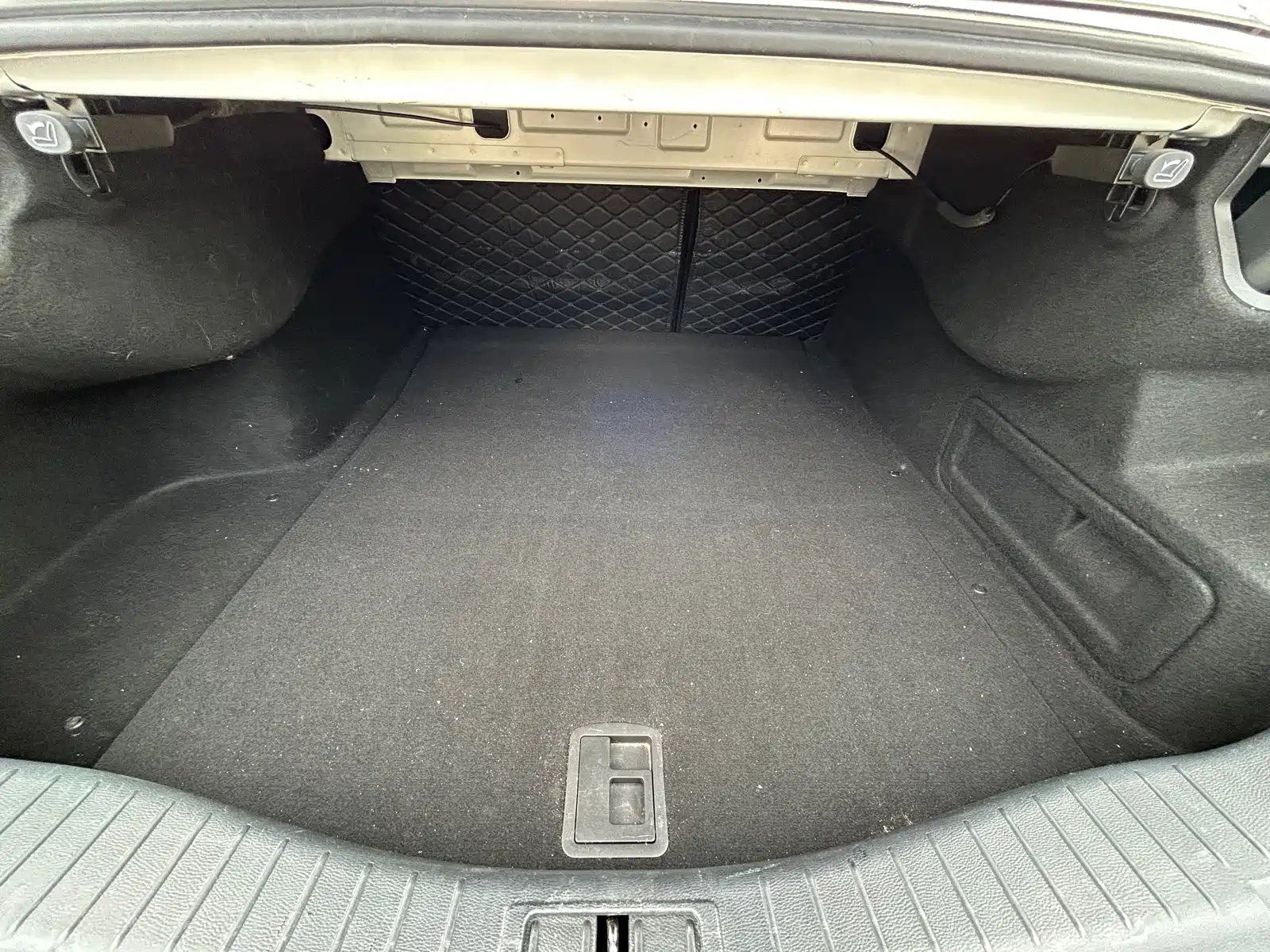 Фото 11 - Hongqi H5