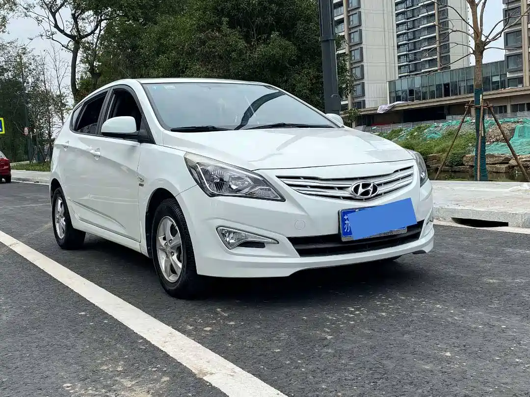 Photo 3 - Hyundai Reina