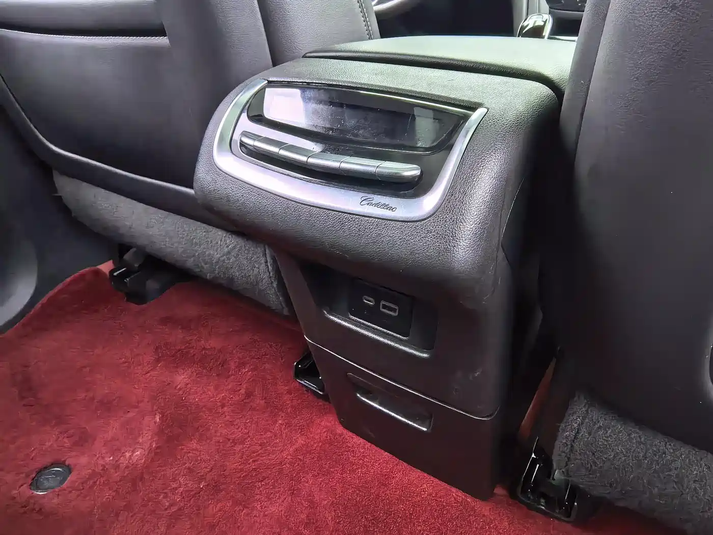 Photo 8 - Cadillac XT6