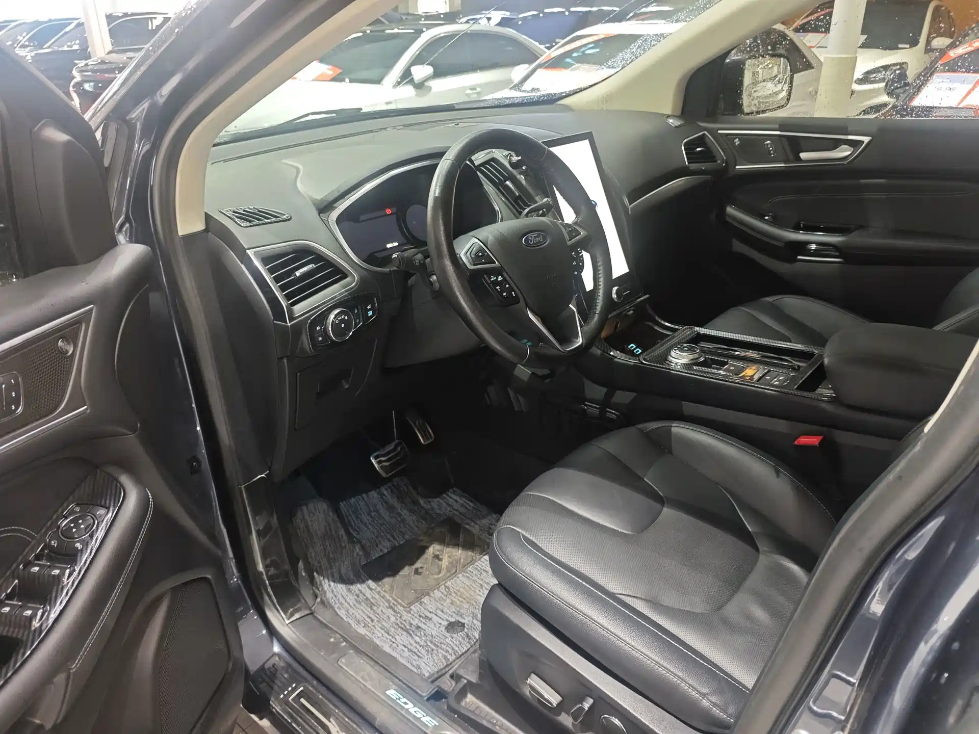 Photo 9 - Ford Edge
