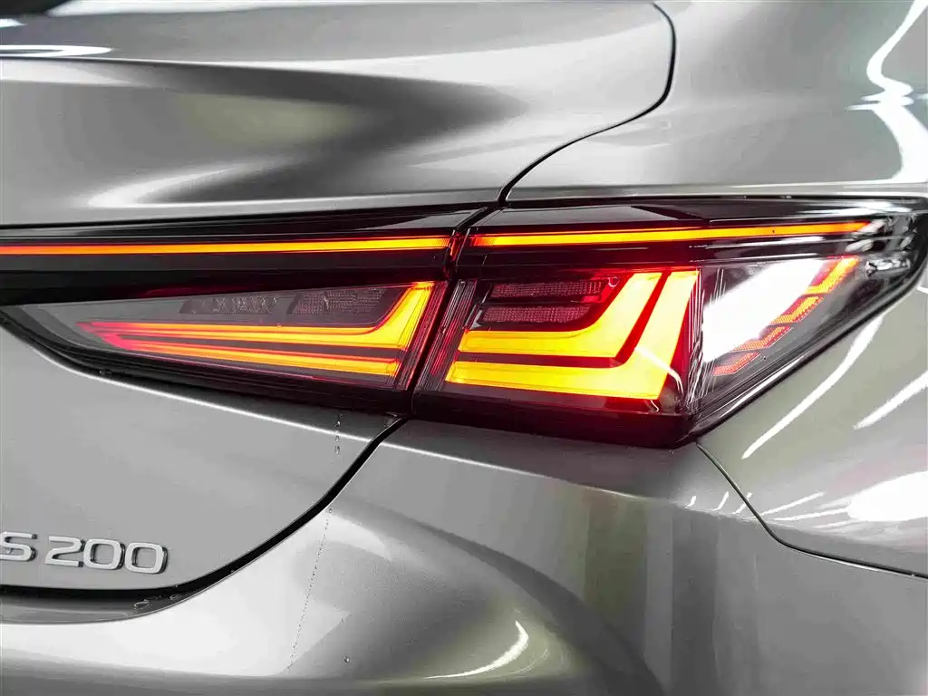 Lexus ES 2026 2025 200 Ultimate Edition