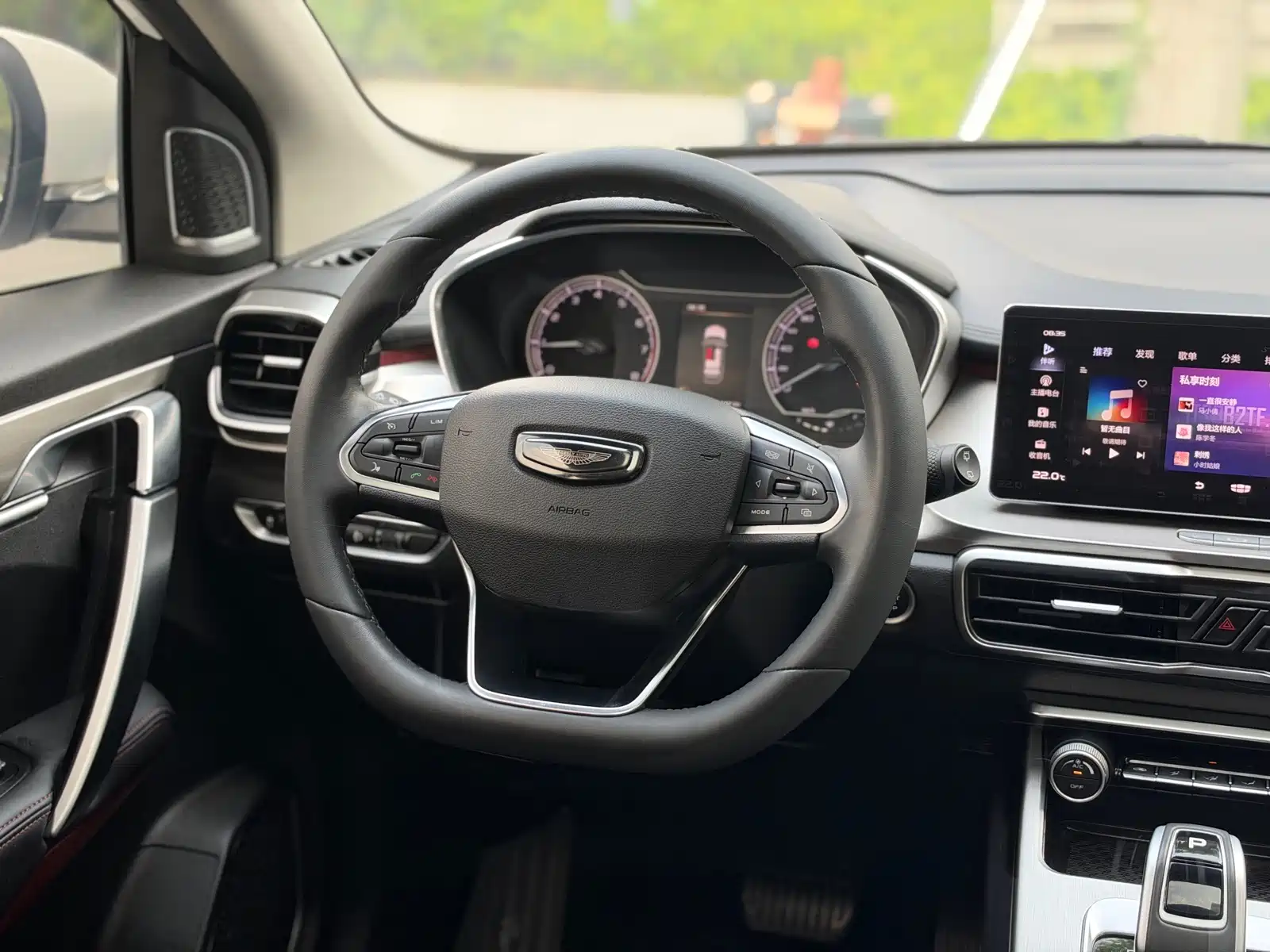 Фото 8 - Geely Coolray