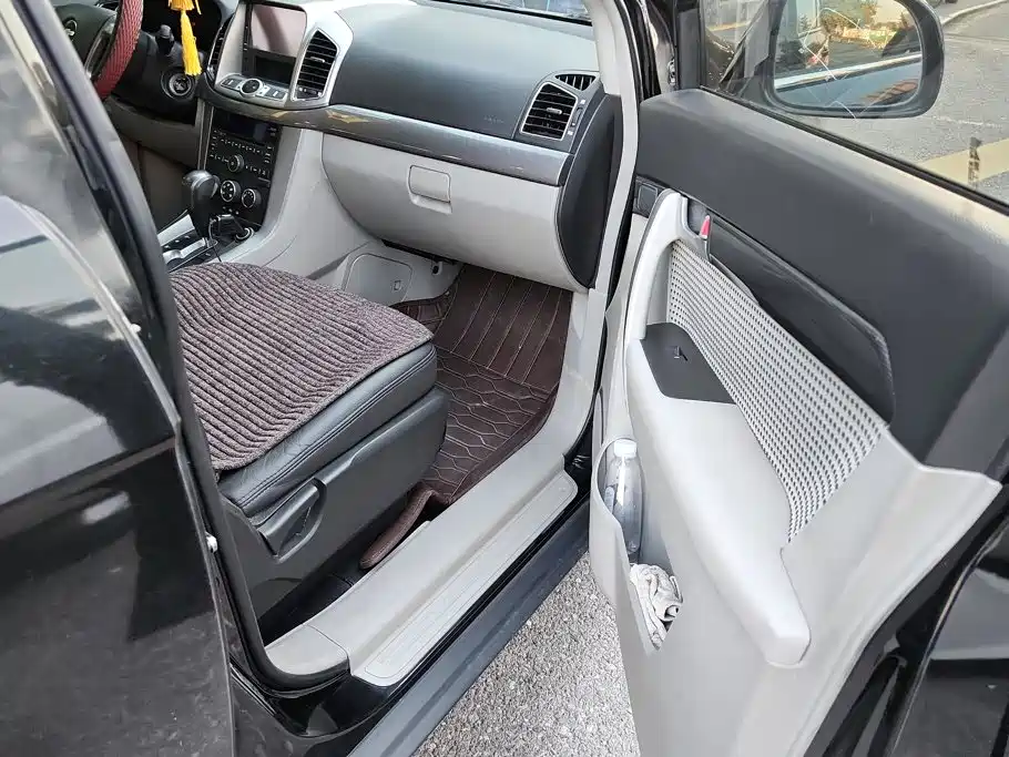 Chevrolet Captiva 2012 2012 Model 2.4L 2WD Urban Edition 5-Seater