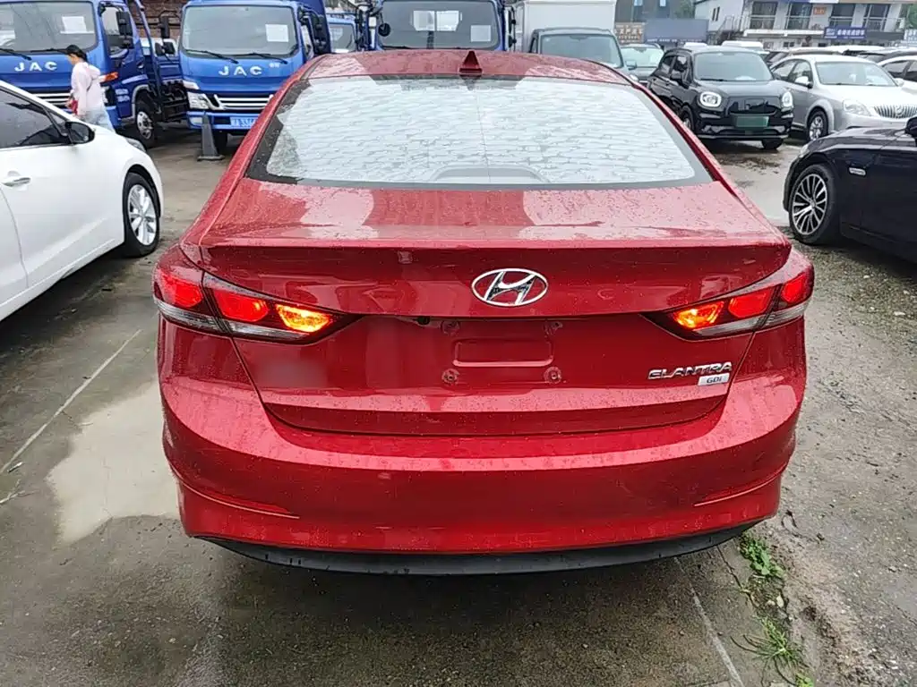 Фото 6 - Hyundai Elantra