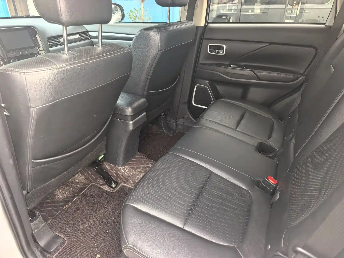 MITSUBISHI OUTLANDER