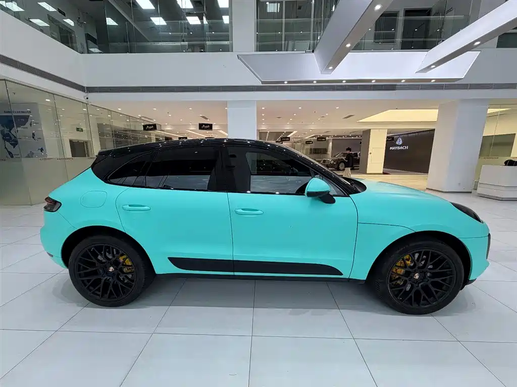 PORSCHE MACAN