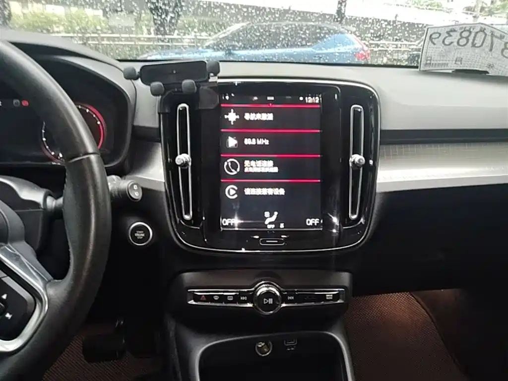 VOLVO XC40