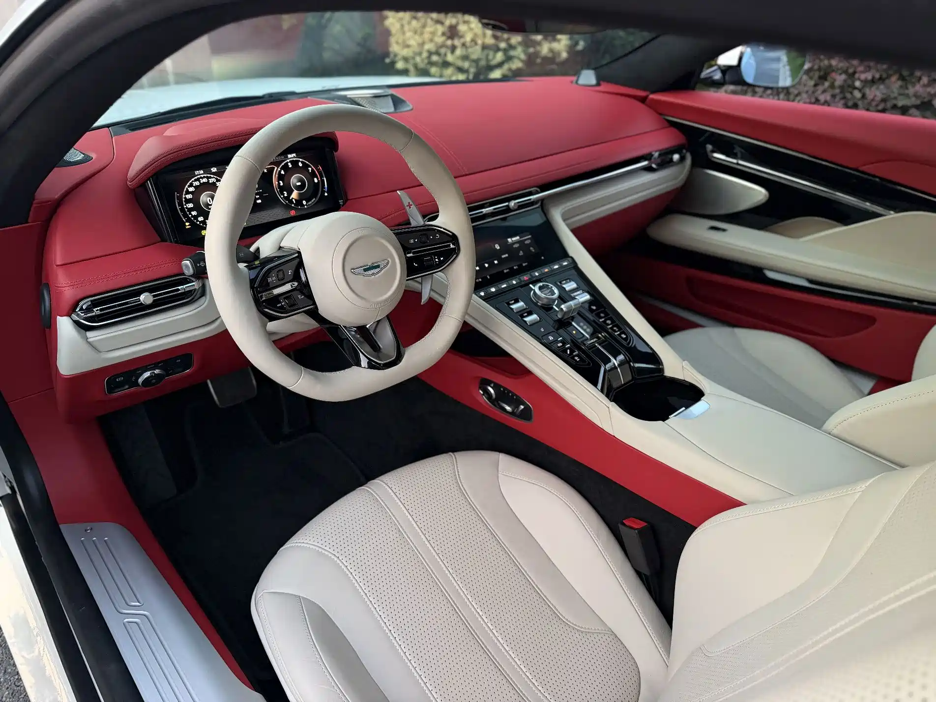 Фото 6 - Aston Martin DB12