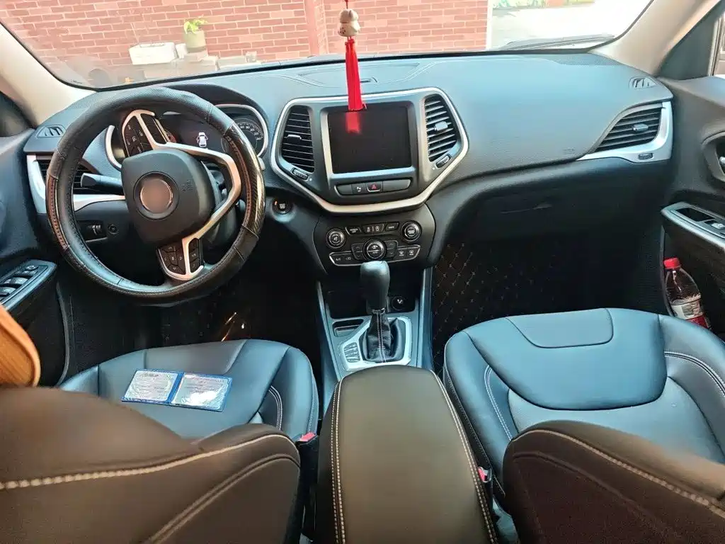 Photo 5 - Jeep Cherokee