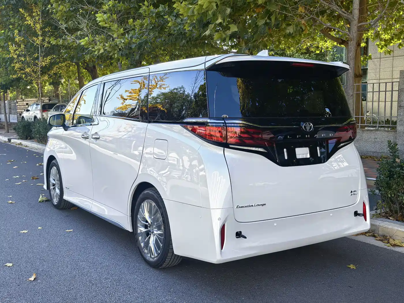 Toyota Alphard 2025 Hybrid 2.5L Ultimate Gold Edition фото 4