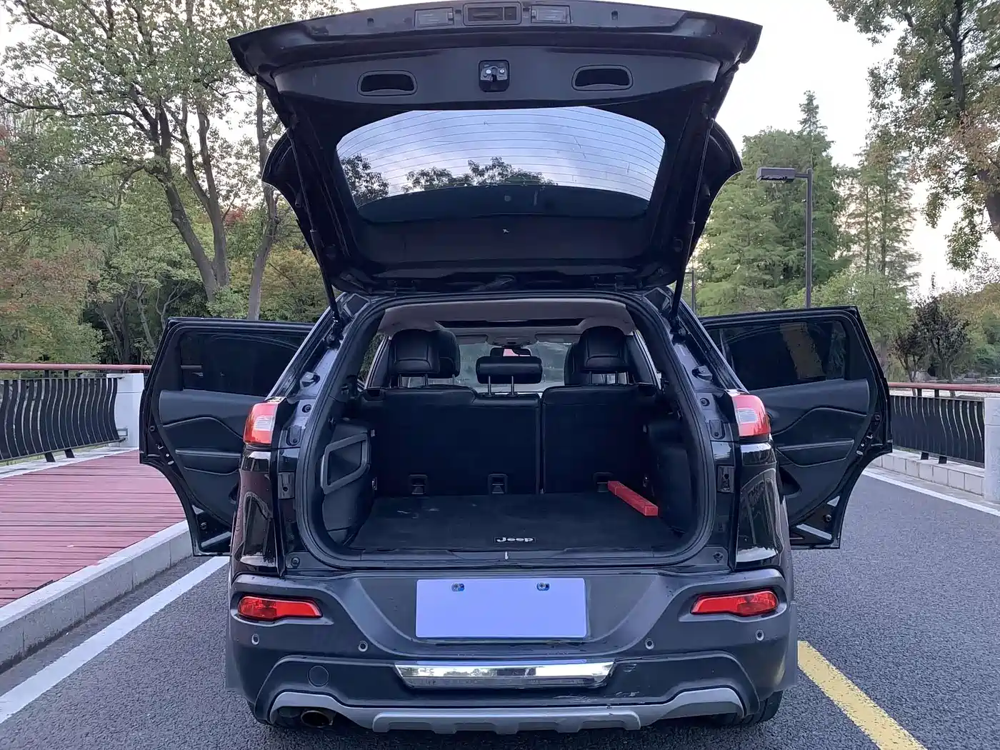 Фото 10 - Jeep Cherokee