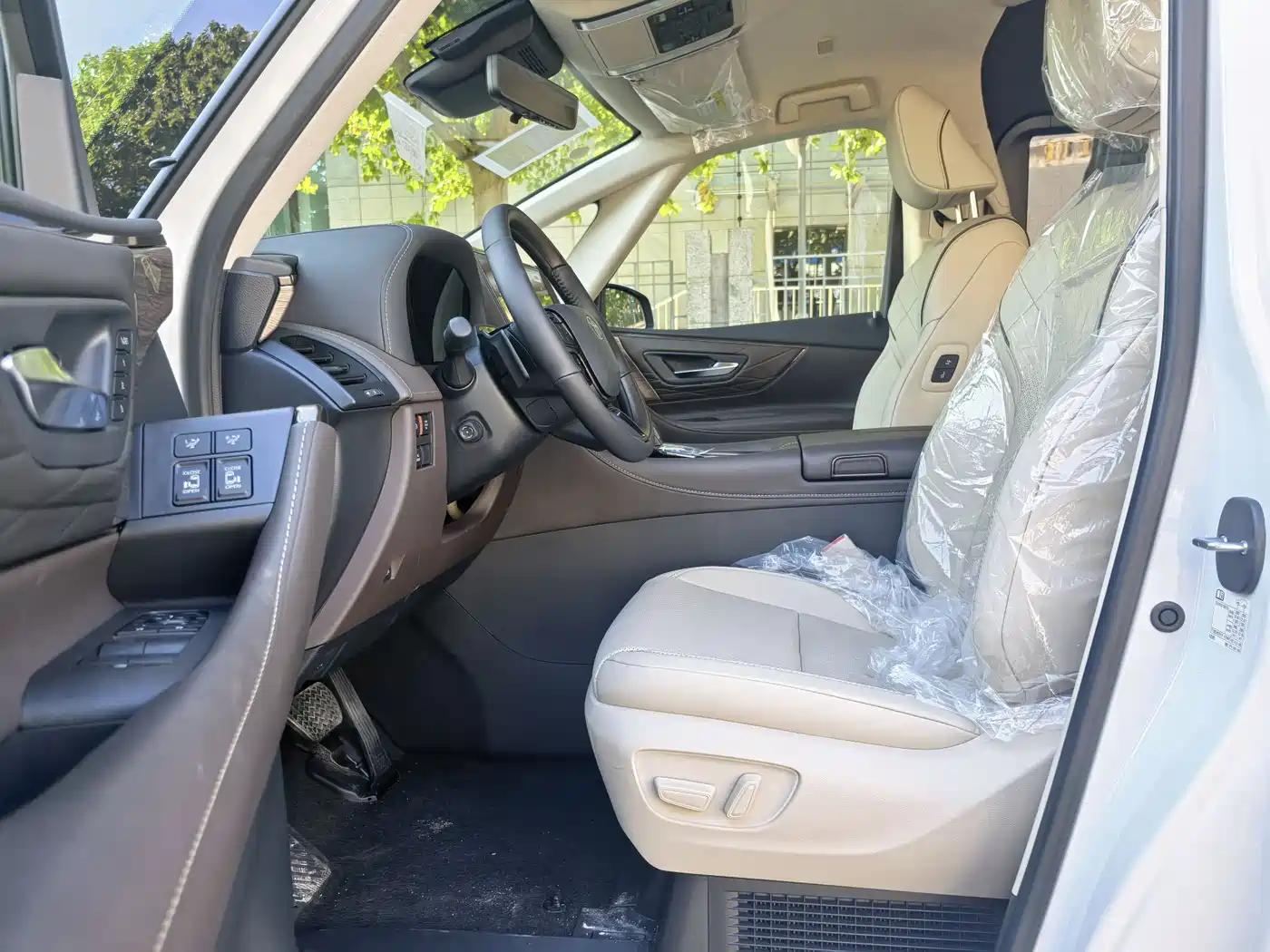 Toyota Alphard 2025 Hybrid 2.5L Ultimate Gold Edition фото 12