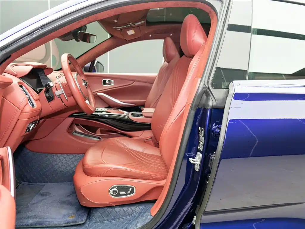 ASTON MARTIN DBX