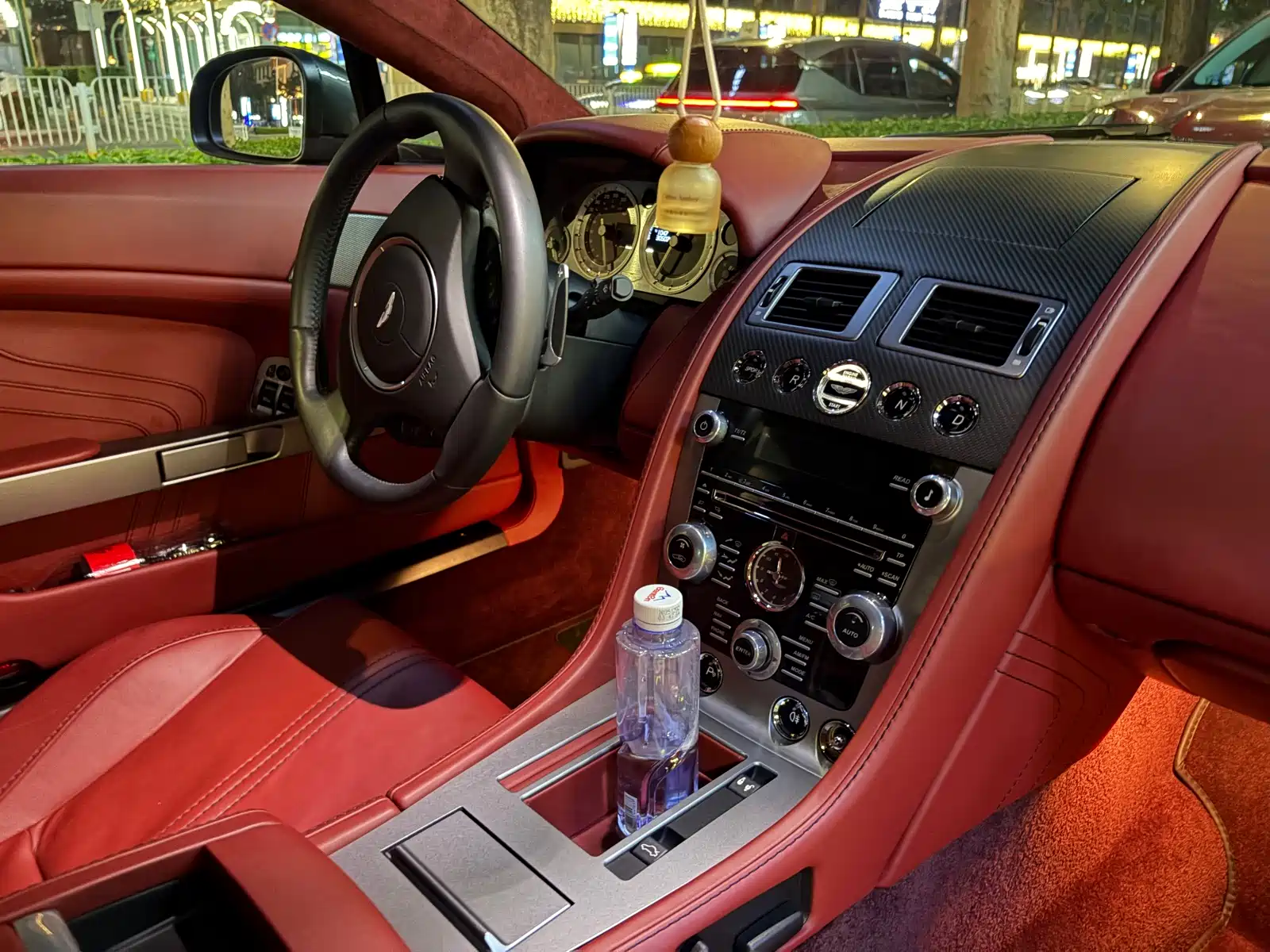 Фото 4 - Aston Martin Vantage