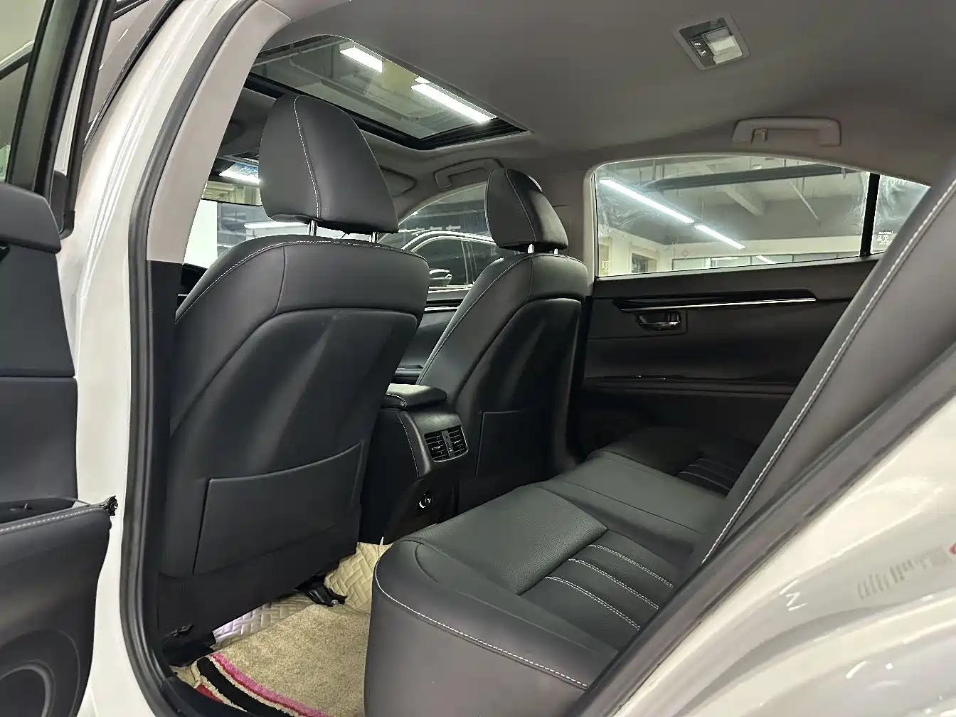 Фото 6 - Lexus ES